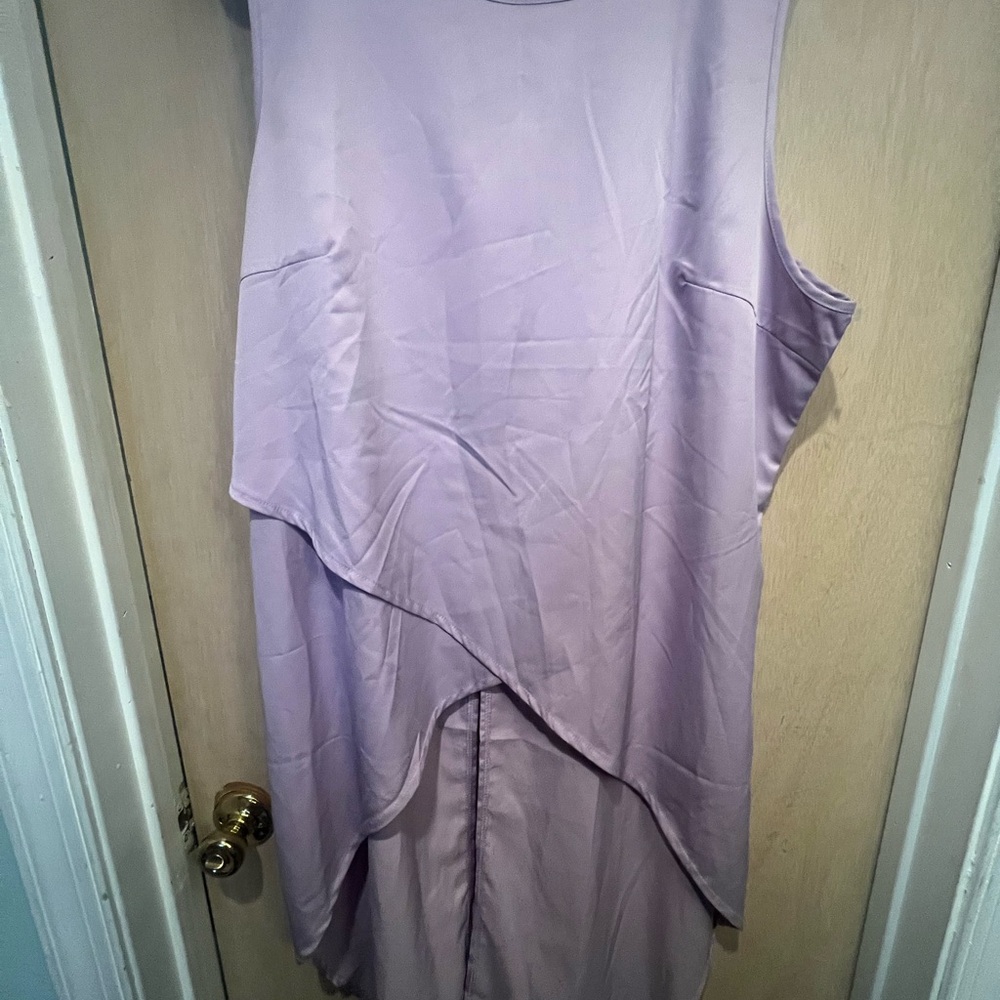 Sleeveless
Crew Neck
Tank Top
Sharkbite Hem
Solid